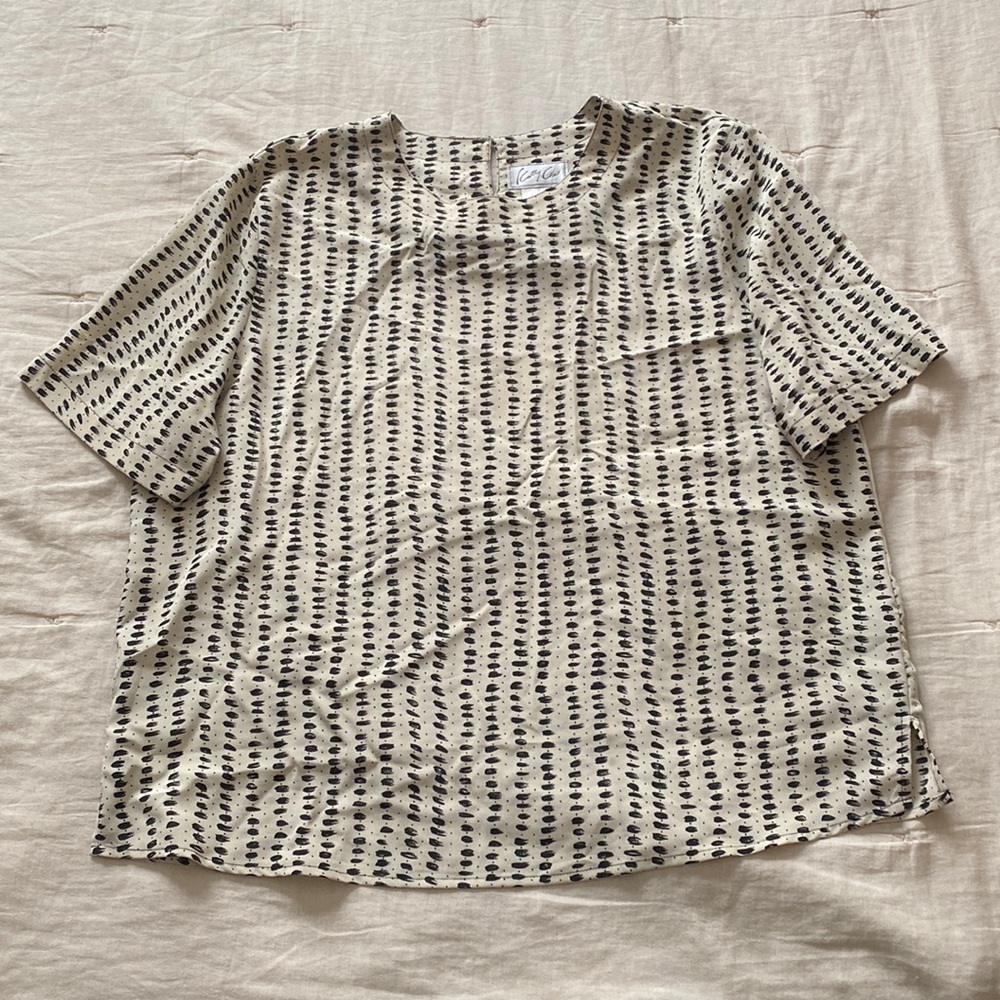 Black and weight minimalist pattern tee